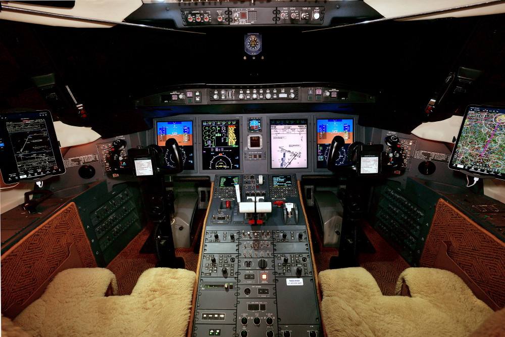 BOMBARDIER CHALLENGER 605 photo 2