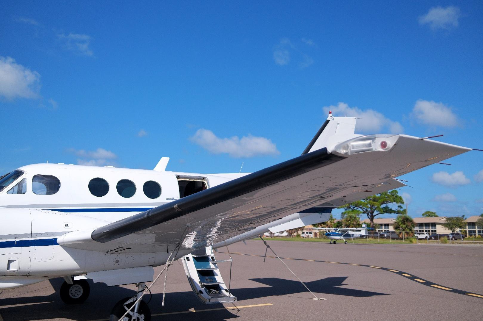 BEECHCRAFT KING AIR E90 photo 3