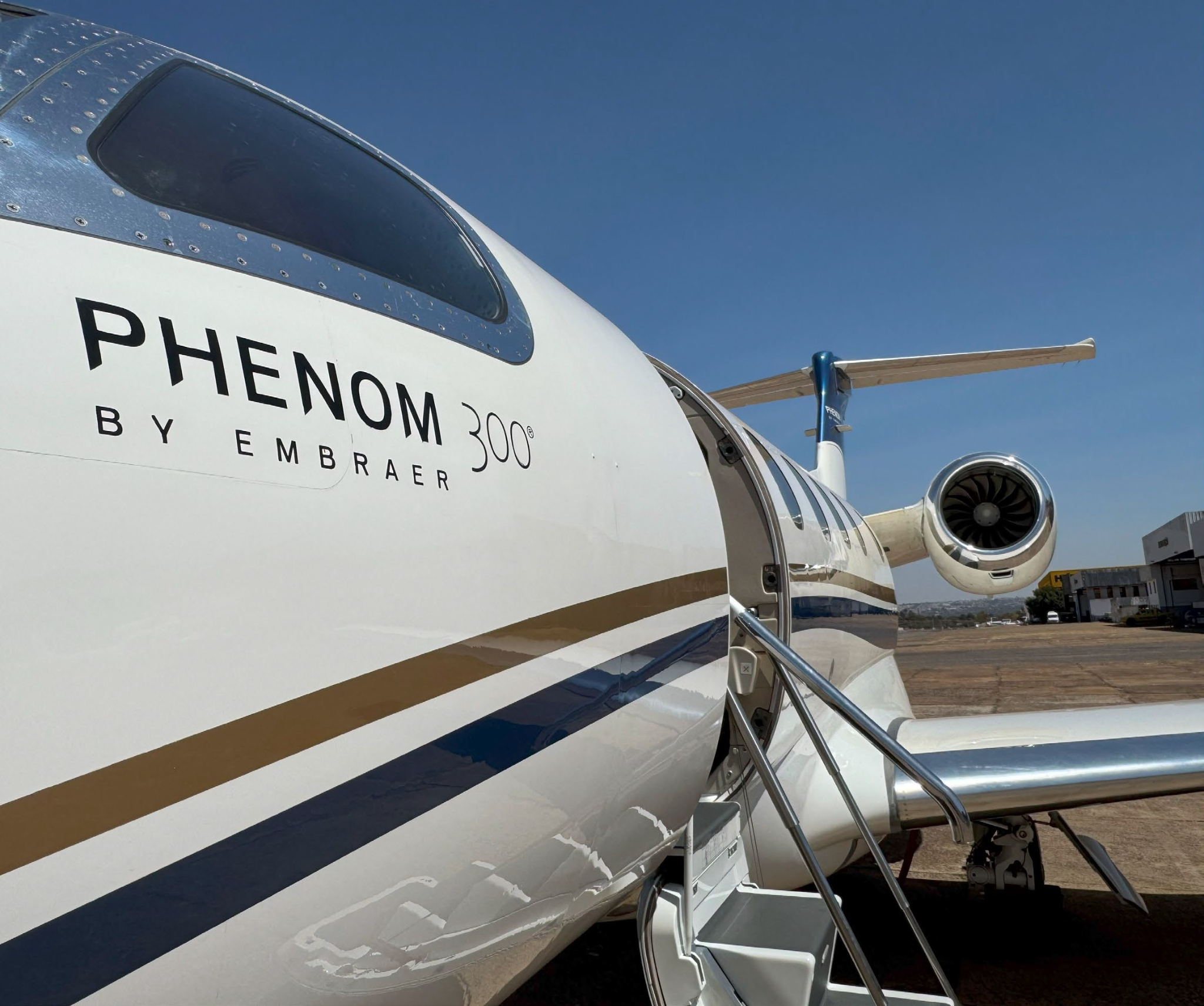 EMBRAER PHENOM 300 photo 3