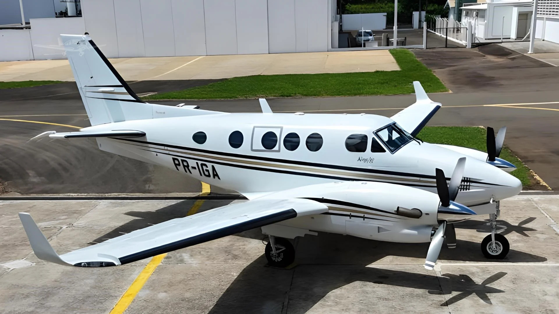 BEECHCRAFT KING AIR C90B photo 2