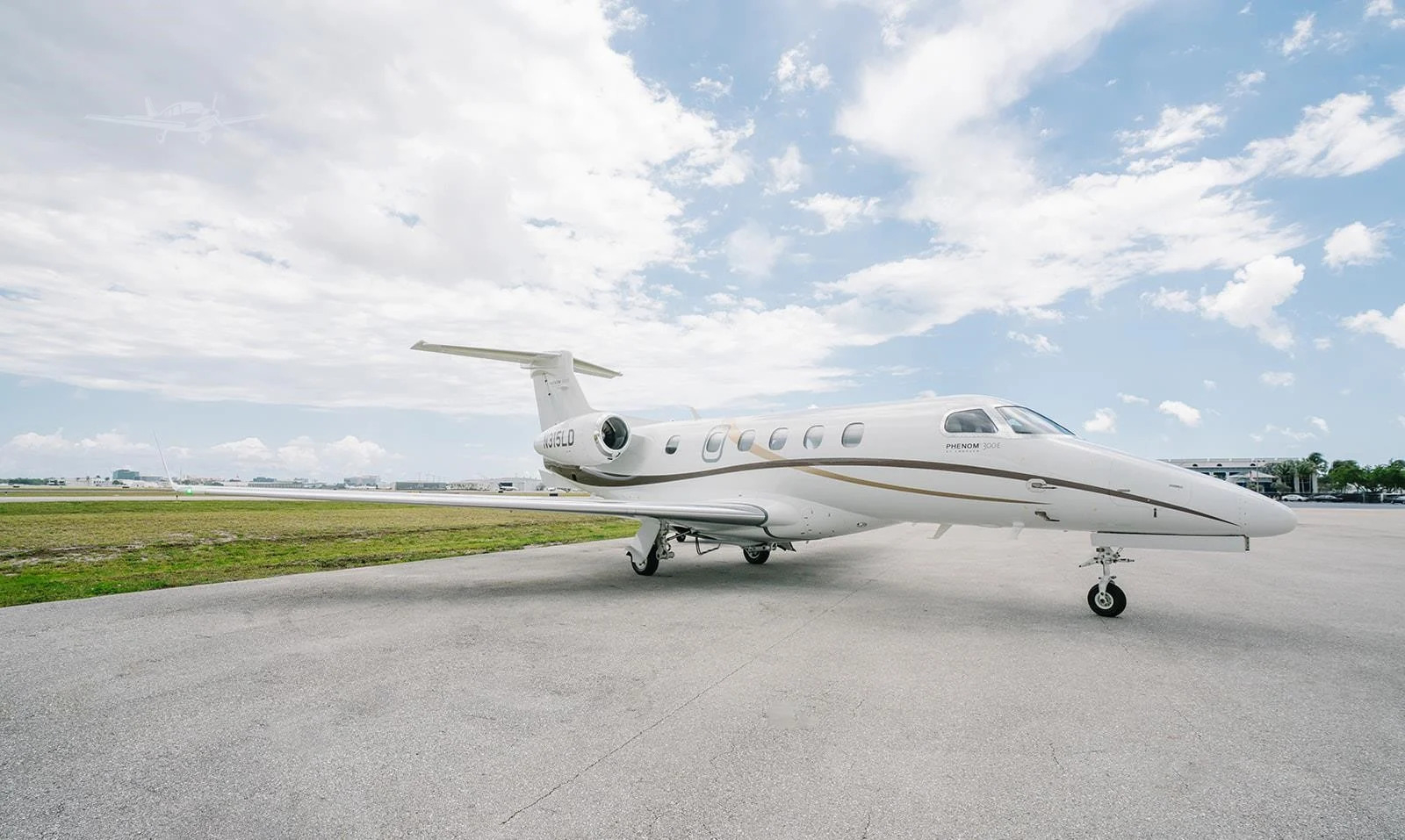 EMBRAER PHENOM 300E photo 2