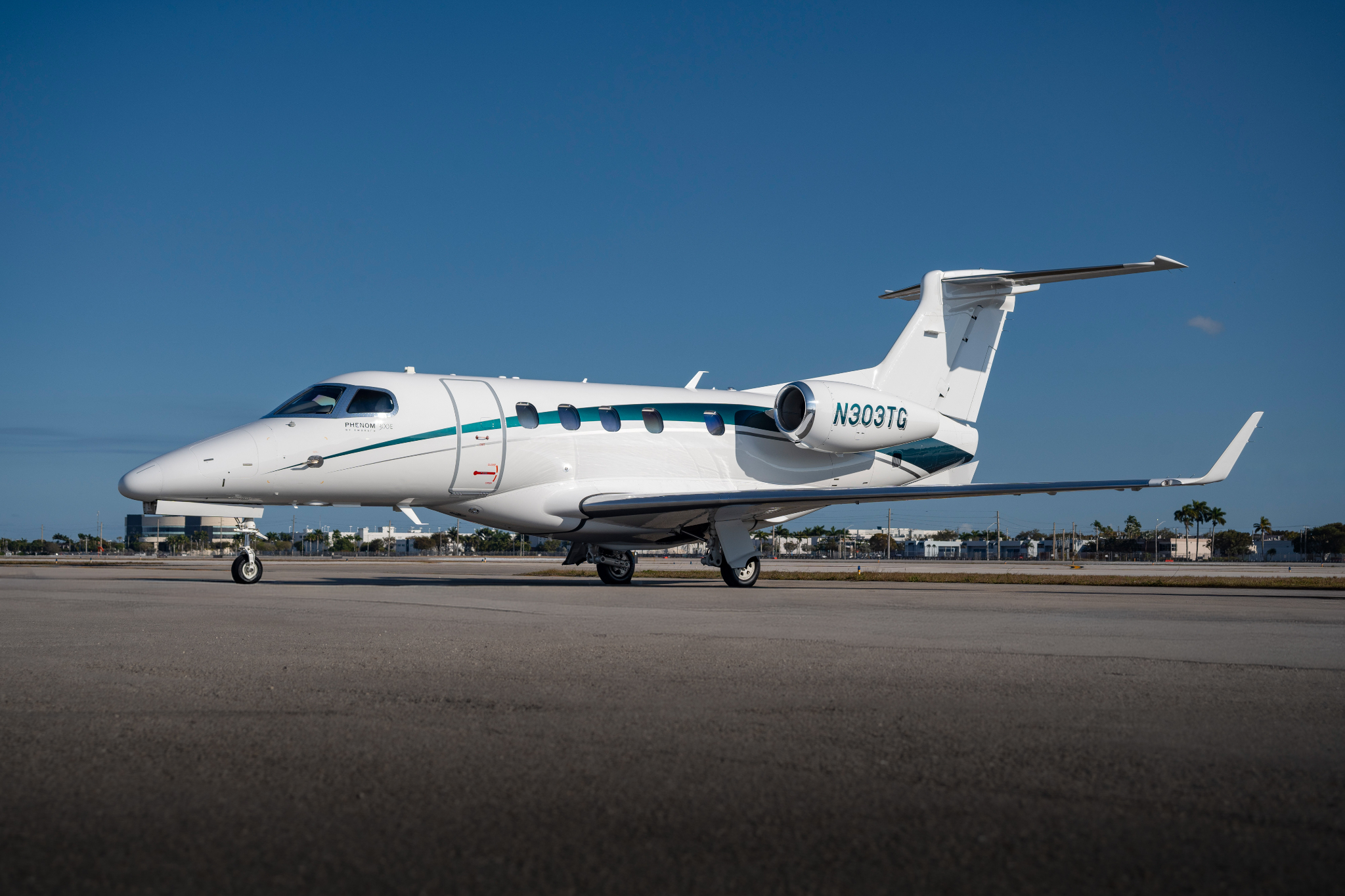 EMBRAER PHENOM 300E photo 3