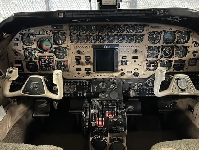 BEECHCRAFT KING AIR B90 photo 3