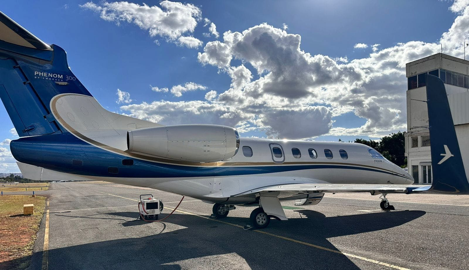 EMBRAER PHENOM 300 photo 2