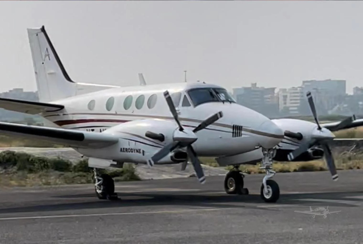 BEECHCRAFT KING AIR C90B photo 2